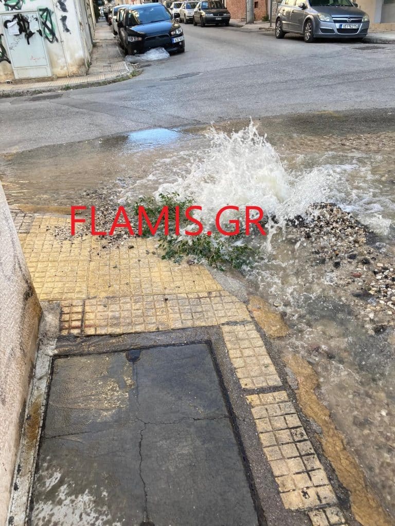 ΠΑΤΡΑ: Τρέχει το νερό... δύο ημέρες (και κανείς δεν παρεμβαίνει) - ΦΩΤΟ