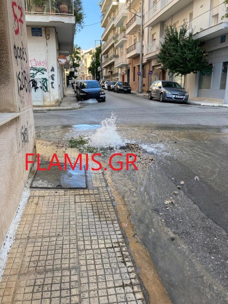 ΠΑΤΡΑ: Τρέχει το νερό... δύο ημέρες (και κανείς δεν παρεμβαίνει) - ΦΩΤΟ