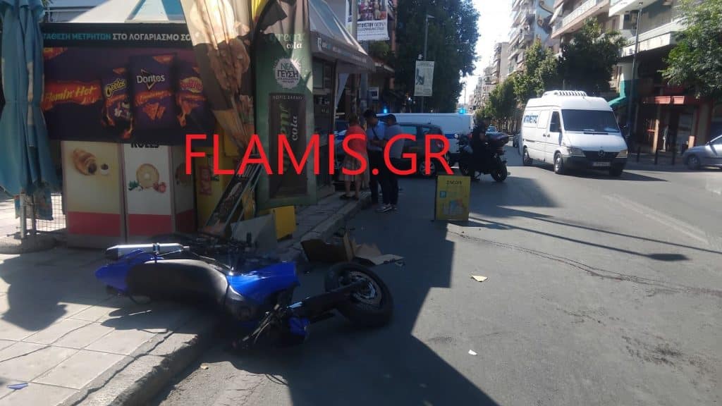 ΠΑΤΡΑ: Σε σοβαρή κατάσταση ο οδηγός της μηχανής που έπεσε πάνω στο περίπτερο - Πώς έγινε το ατύχημα