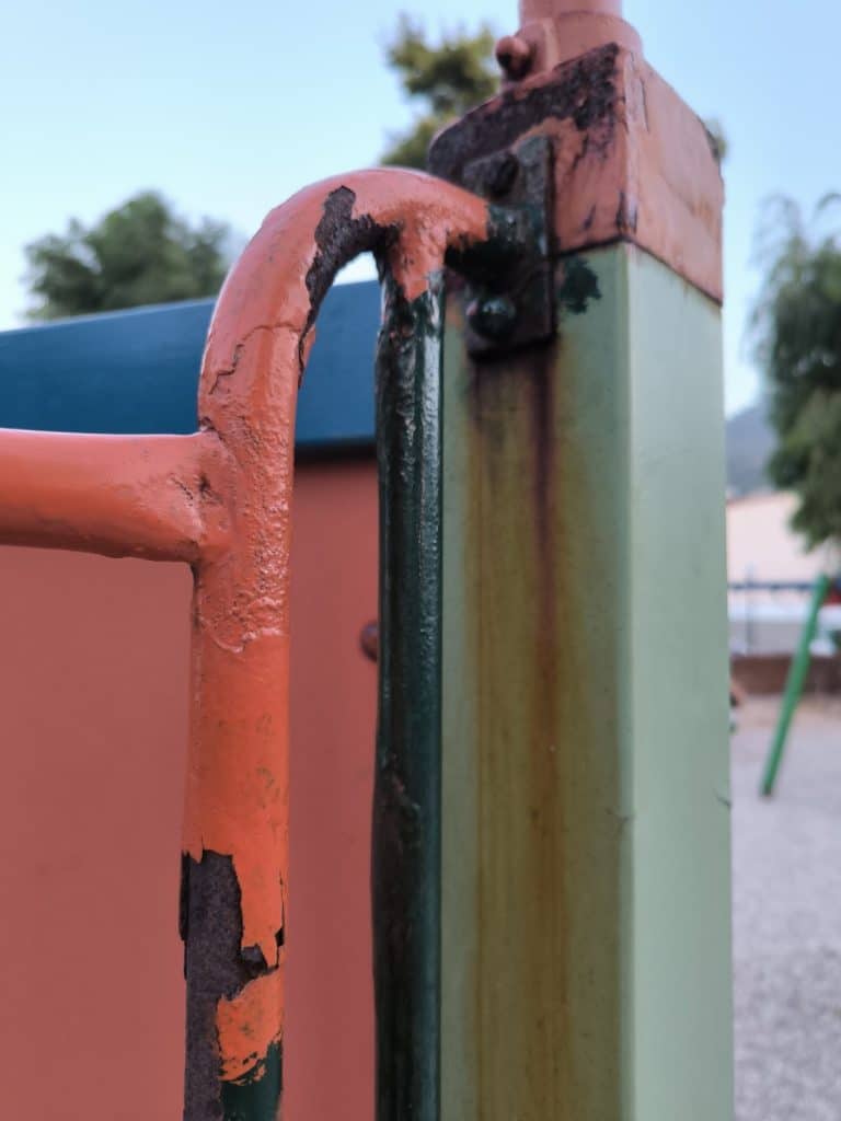 ΠΑΤΡΑ: Κίνδυνος θάνατος για τα παιδιά παιδική χαρά! ΦΩΤΟ ΠΟΥ ΣΟΚΑΡΟΥΝ