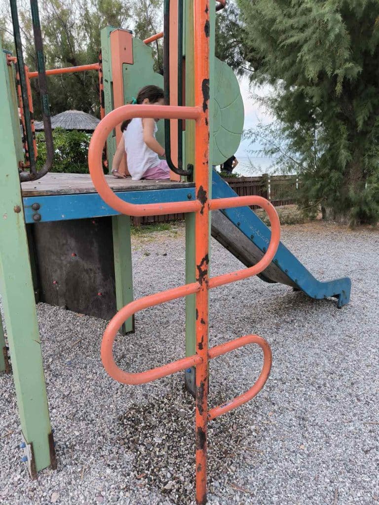 ΠΑΤΡΑ: Κίνδυνος θάνατος για τα παιδιά παιδική χαρά! ΦΩΤΟ ΠΟΥ ΣΟΚΑΡΟΥΝ
