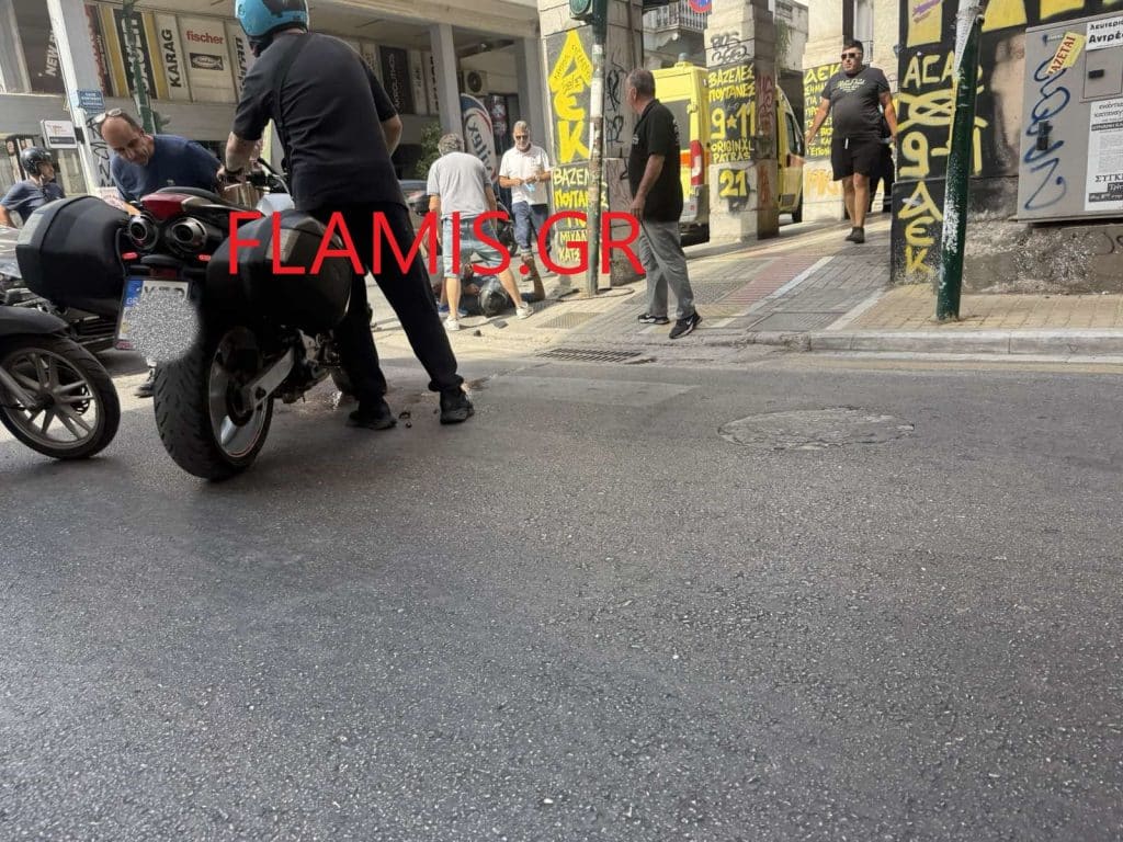ΠΑΤΡΑ - ΤΩΡΑ: ΙΧ "καρφώθηκε" πάνω σε μηχανή! Εκτίναξε τον οδηγό στο πεζοδρόμιο - ΦΩΤΟ
