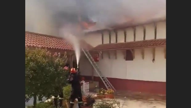 ΑΧΑΪΑ - ΟΙ ΤΕΣΣΕΡΙΣ ΕΚΚΛΗΣΙΕΣ ΠΟΥ ΓΛΙΤΩΣΑΝ! To θαύμα με τις εκκλησίες στη φωτιά!