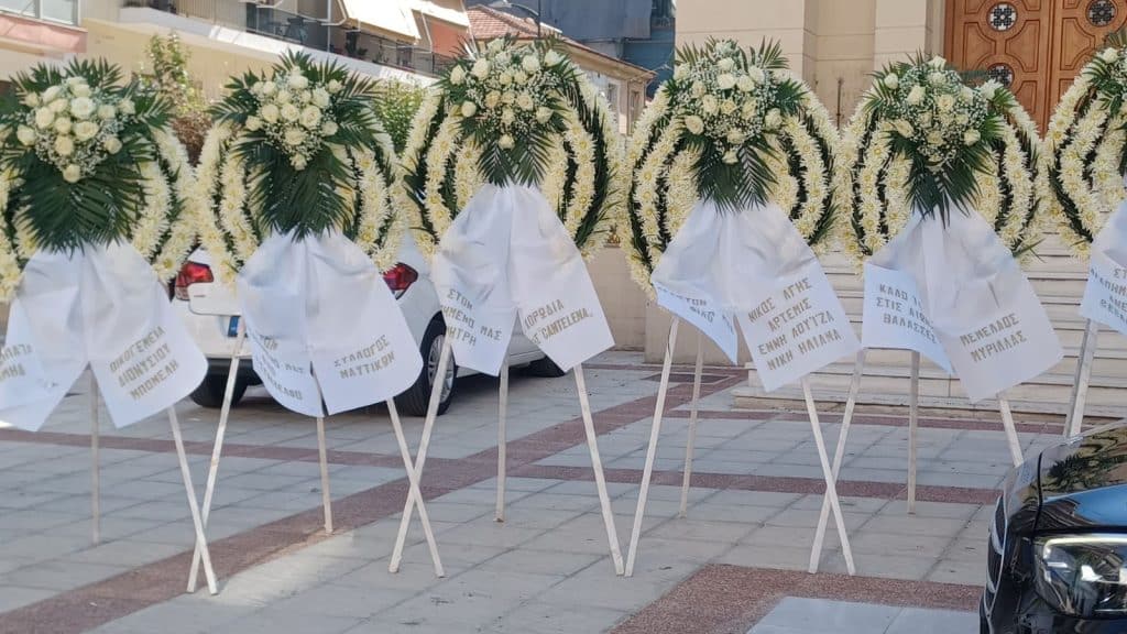 ΠΑΤΡΑ - ΔΕΙΤΕ ΦΩΤΟ: Εκατοντάδες αποχαιρετούν τον 27χρονο Δημήτρη στον Ι.Ν. Αγίου Διονυσίου εικόνα Viber 2025 09 04 10 36 26 599