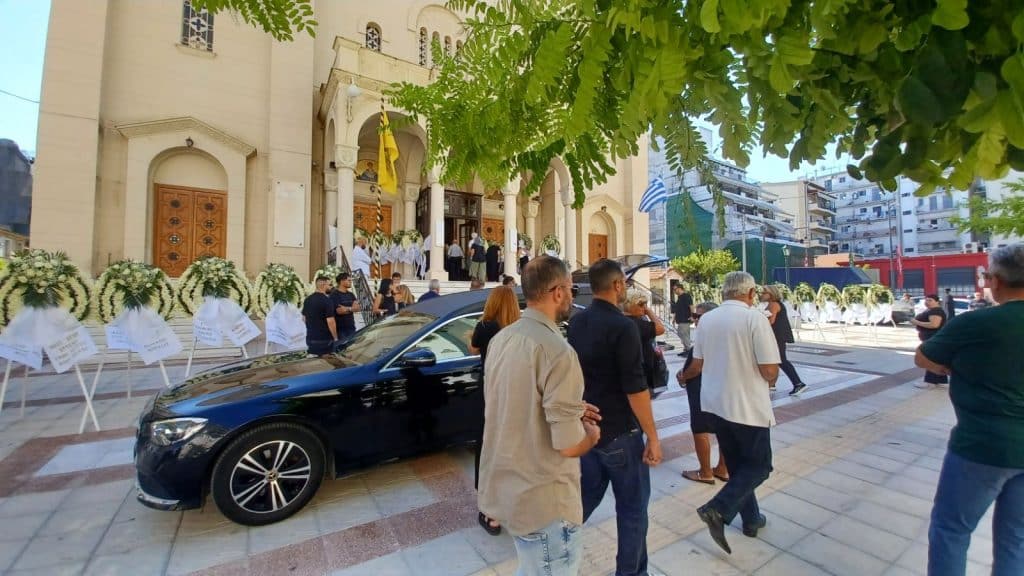 ΠΑΤΡΑ - ΔΕΙΤΕ ΦΩΤΟ: Εκατοντάδες αποχαιρετούν τον 27χρονο Δημήτρη στον Ι.Ν. Αγίου Διονυσίου εικόνα Viber 2025 09 04 10 36 26 885