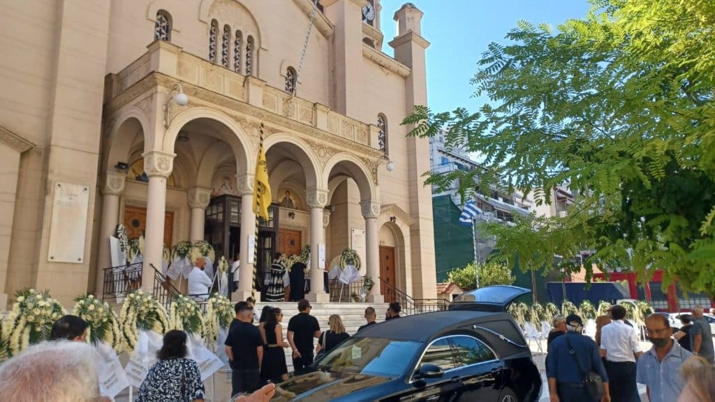 ΠΑΤΡΑ - ΔΕΙΤΕ ΦΩΤΟ: Εκατοντάδες αποχαιρετούν τον 27χρονο Δημήτρη στον Ι.Ν. Αγίου Διονυσίου εικόνα Viber 2025 09 04 10 36 27 200