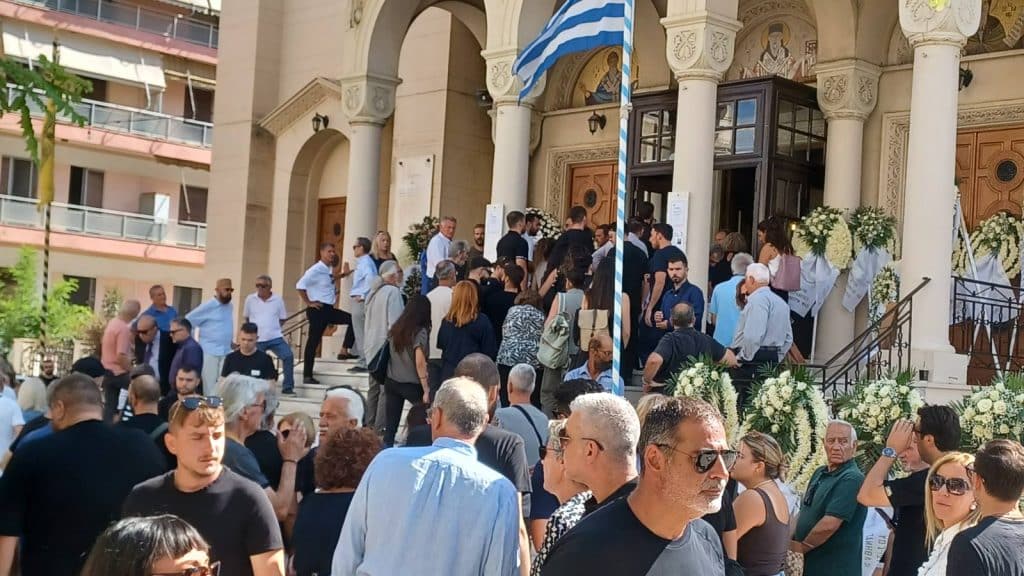 ΠΑΤΡΑ - ΔΕΙΤΕ ΦΩΤΟ: Εκατοντάδες αποχαιρετούν τον 27χρονο Δημήτρη στον Ι.Ν. Αγίου Διονυσίου εικόνα Viber 2025 09 04 11 13 07 700