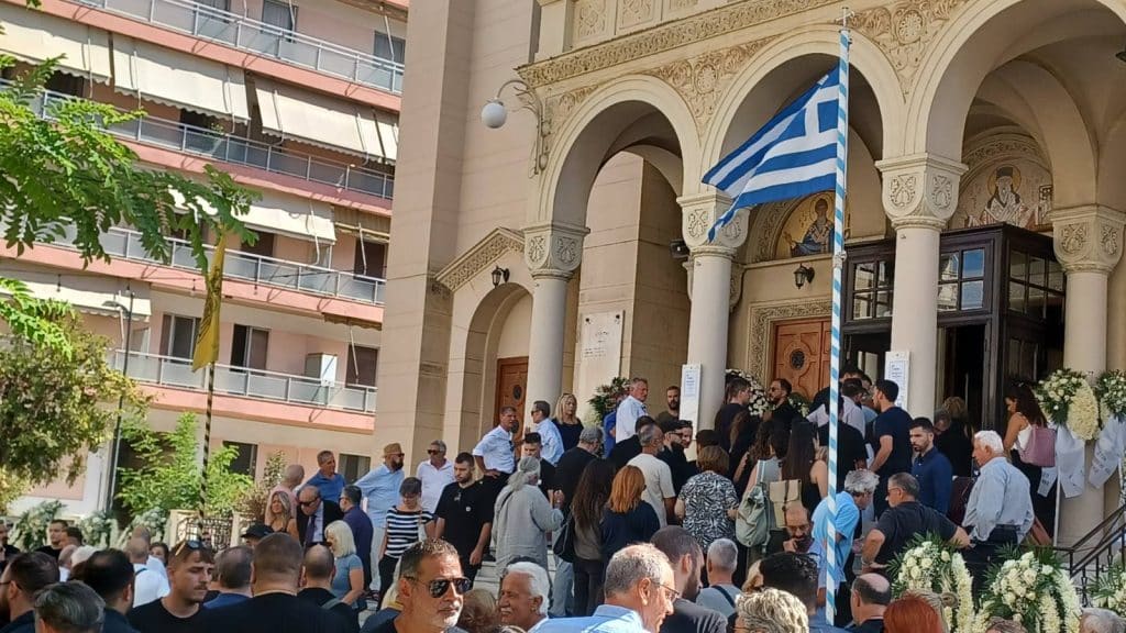ΠΑΤΡΑ - ΔΕΙΤΕ ΦΩΤΟ: Εκατοντάδες αποχαιρετούν τον 27χρονο Δημήτρη στον Ι.Ν. Αγίου Διονυσίου εικόνα Viber 2025 09 04 11 13 08 222