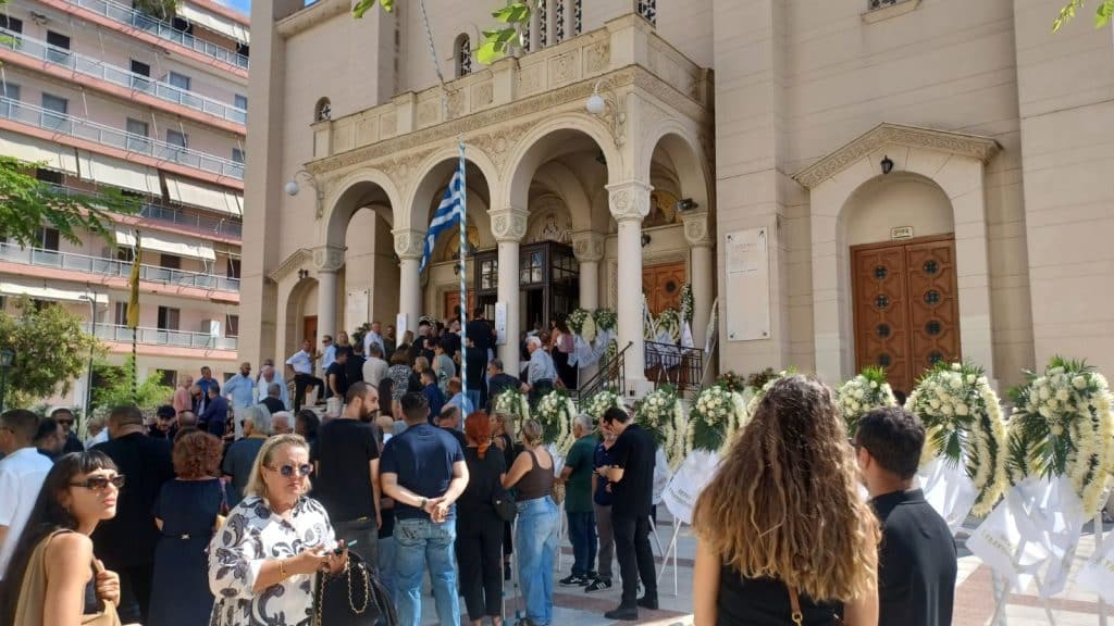 ΠΑΤΡΑ - ΔΕΙΤΕ ΦΩΤΟ: Εκατοντάδες αποχαιρετούν τον 27χρονο Δημήτρη στον Ι.Ν. Αγίου Διονυσίου εικόνα Viber 2025 09 04 11 13 08 283