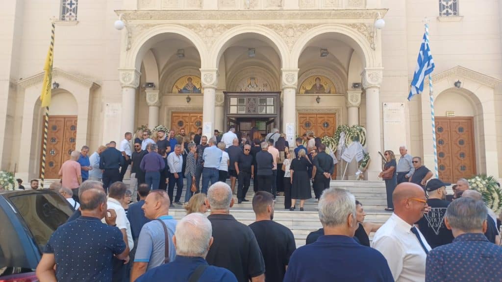 ΠΑΤΡΑ - ΔΕΙΤΕ ΦΩΤΟ: Εκατοντάδες αποχαιρετούν τον 27χρονο Δημήτρη στον Ι.Ν. Αγίου Διονυσίου εικόνα Viber 2025 09 04 11 14 05 830