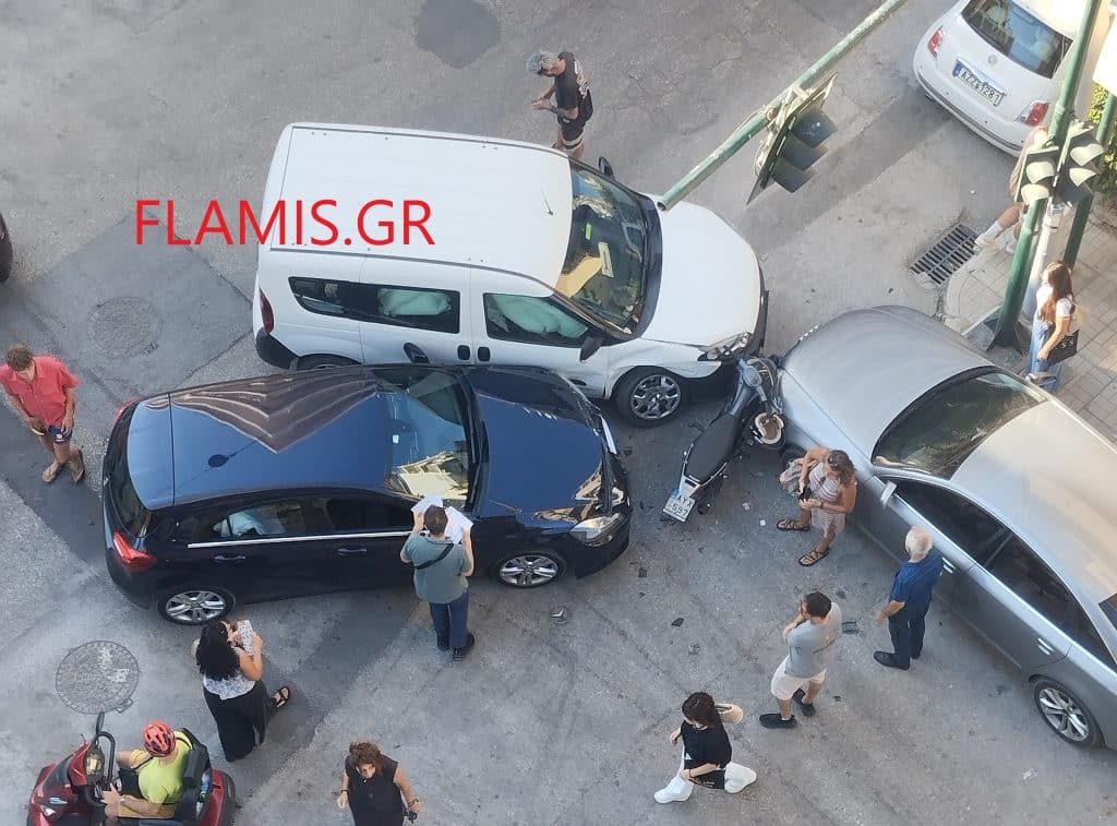 Πάτρα - φωτό: Τροχαίο με εμπλοκή τριών οχημάτων