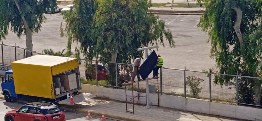 Πάτρα - Απίστευτες εικόνες στην Ακτή Δυμαίων με εργαζόμενους που... ρισκάρουν τη ζωή τους για μία πινακίδα