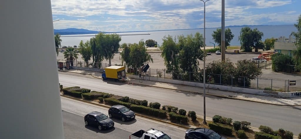 Πάτρα - Απίστευτες εικόνες στην Ακτή Δυμαίων με εργαζόμενους που... ρισκάρουν τη ζωή τους για μία πινακίδα