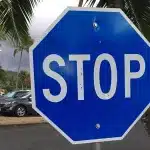 Πού υπάρχουν μπλε πινακίδες STOP;