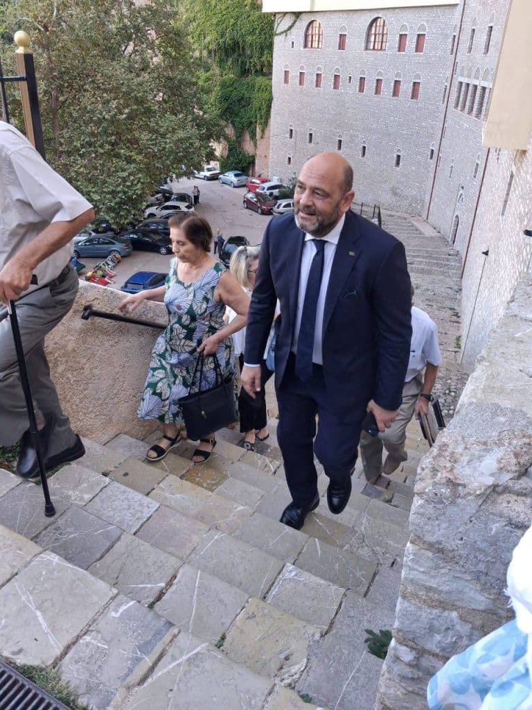 Ιάσων Φωτήλας: Στο Μέγα Σπήλαιο - φωτό - Τι είπε για την αρχαιοκαπηλία Ιάσων Φωτήλας: Στο Μέγα Σπήλαιο - φωτό - Τι είπε για την αρχαιοκαπηλία