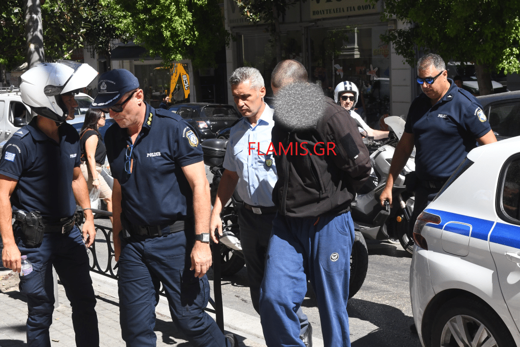 ΠΑΤΡΑ: Συγκλονίζει το βλέμμα του πατέρα της 8χρονης στον οδηγό της μηχανής! Σήμερα η απολογία στον ανακριτή! Εχει "βαρύ" παρελθόν