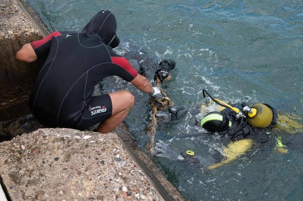 ΑΙΓΙΟ - ΔΕΙΤΕ ΦΩΤΟ: Εγινε ο καθαρισμός του λιμανιού