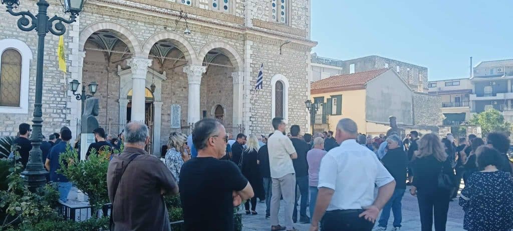 ΜΕΣΟΛΟΓΓΙ: Τελευταίο... πλάνο για τον Γιώργο Παυλάκη - Οδύνη και συντριβή στο "στερνό αντίο"