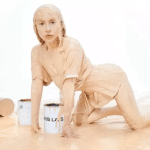 Lady Gaga: Πασαλείφτηκε από την κορυφή μέχρι τα νύχια με μπογιά (Βίντεο)