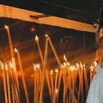 Ο Άρης Μουγκοπέτρος πήγε στην Τήνο με τη γυναίκα του και προσκύνησε στην Παναγιά