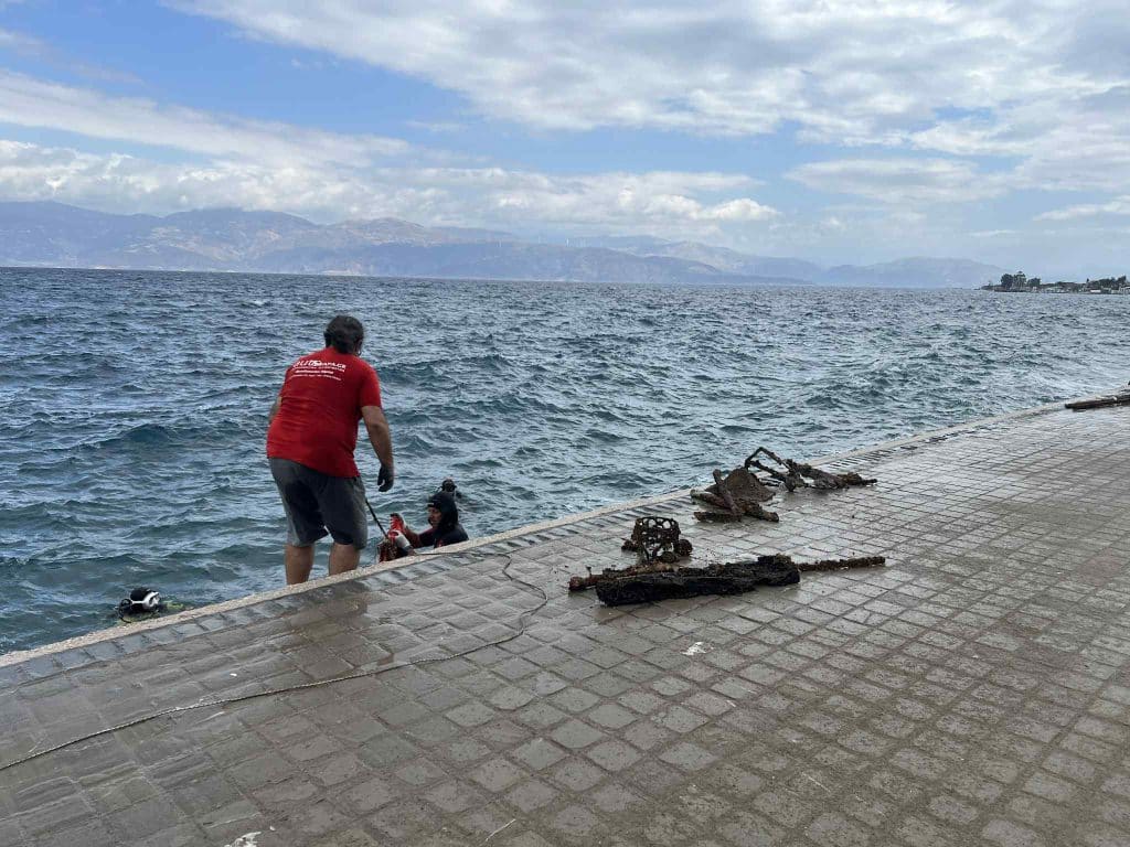 ΑΙΓΙΟ - ΔΕΙΤΕ ΦΩΤΟ: Εγινε ο καθαρισμός του λιμανιού