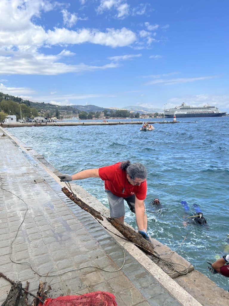ΑΙΓΙΟ - ΔΕΙΤΕ ΦΩΤΟ: Εγινε ο καθαρισμός του λιμανιού