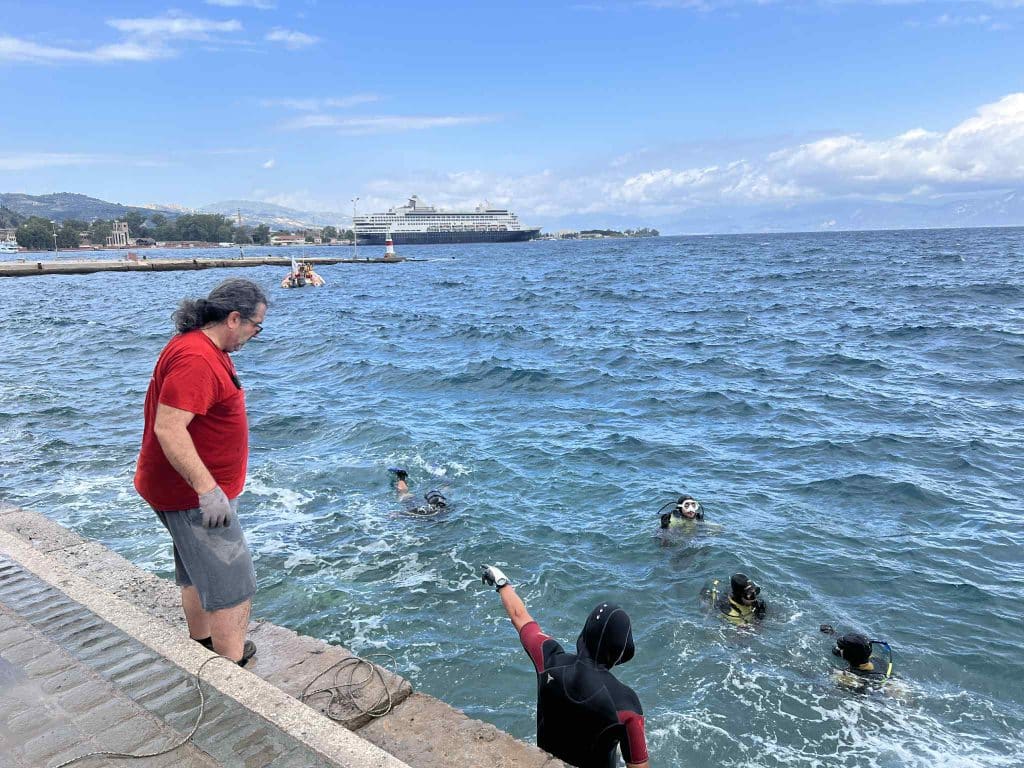 ΑΙΓΙΟ - ΔΕΙΤΕ ΦΩΤΟ: Εγινε ο καθαρισμός του λιμανιού