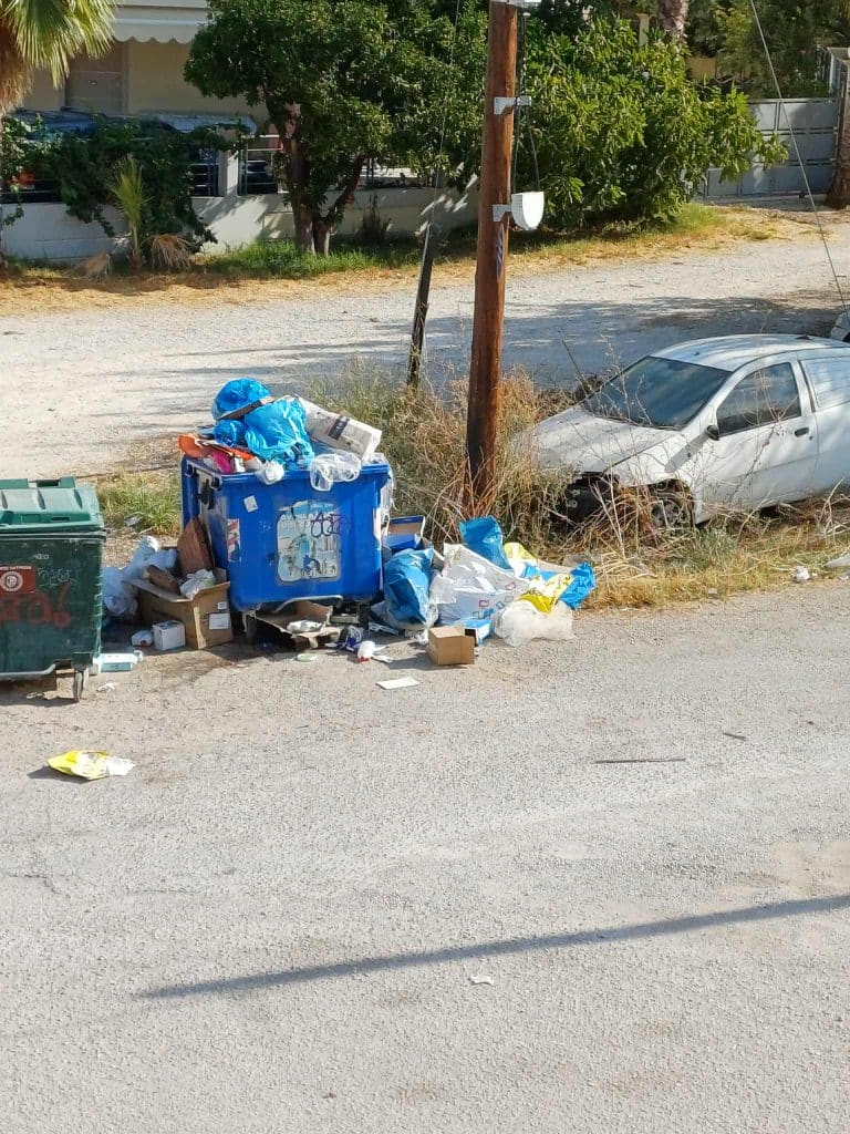 Πατρών Κλάους: Αγανάκτηση για τους μπλε κάδους