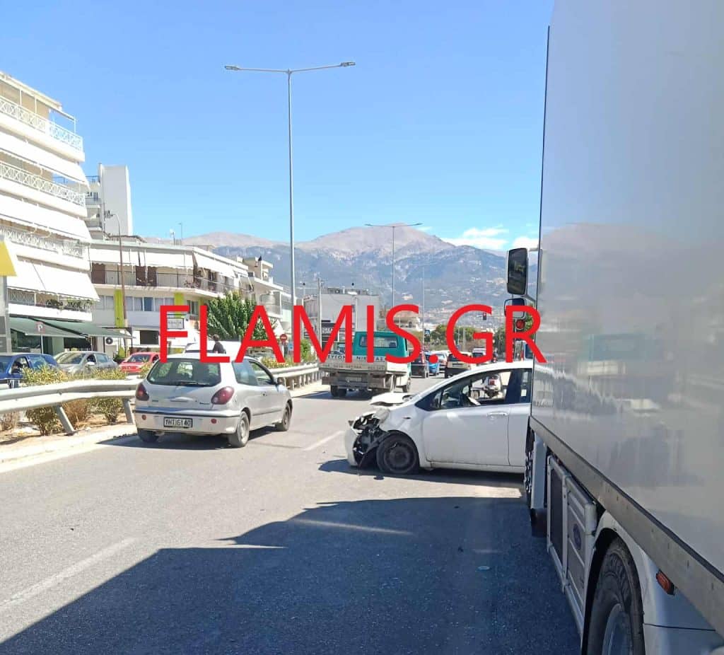 Πάτρα: Δεύτερο σοβαρό τροχαίο στη Βενιζέλου! ΙΧ "καρφώθηκε" σε φορτηγό - φωτό