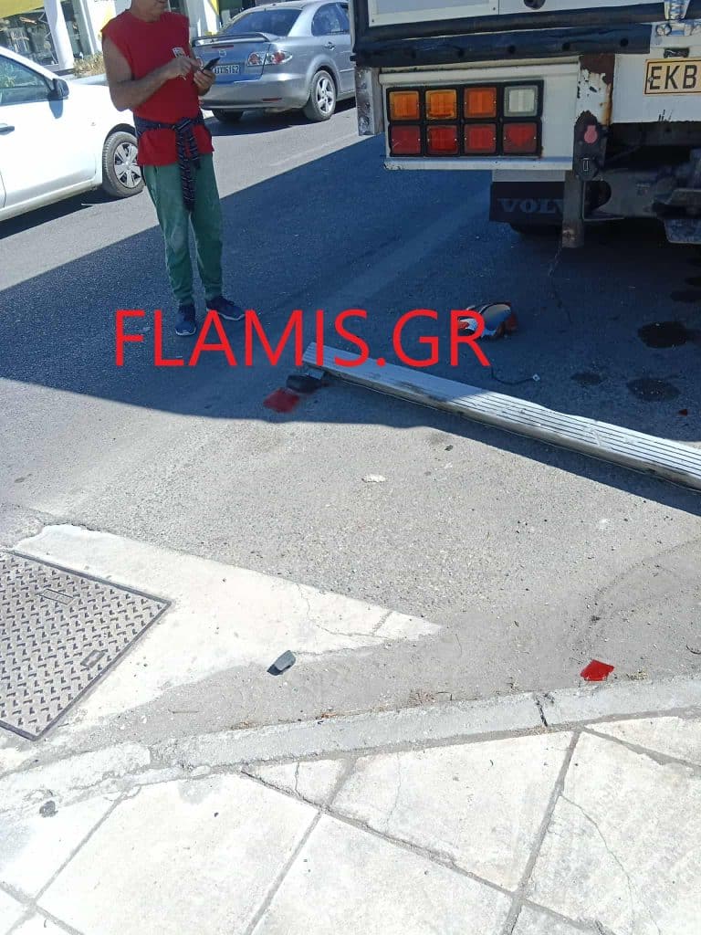 Πάτρα: Δεύτερο σοβαρό τροχαίο στη Βενιζέλου! ΙΧ "καρφώθηκε" σε φορτηγό - φωτό