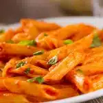 Pasta alla Vodka: H συνταγή με τη μεθυστική σάλτσα που απογειώνει τα ζυμαρικά