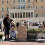 Τέμπη: Απεργία πείνας και δίψας από τον πατέρα θύματος – Ζητά την εκταφή του γιου του