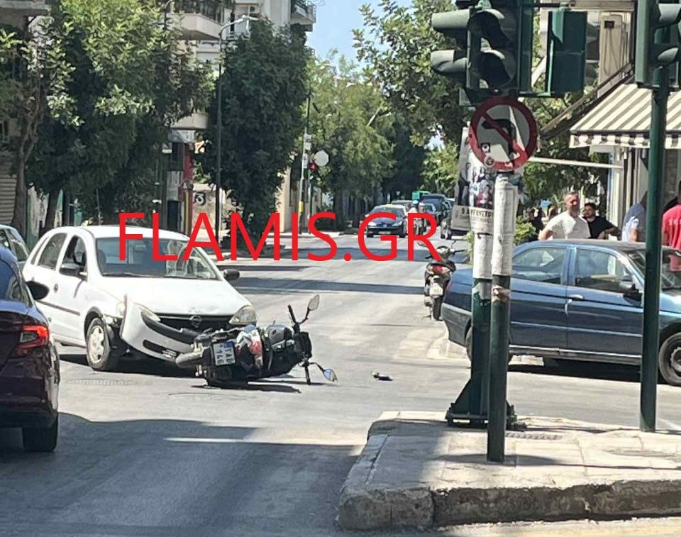 ΠΑΤΡΑ - ΤΩΡΑ: ΙΧ συγκρούστηκε με μηχανή στην οδό Κορίνθου - ΦΩΤΟ