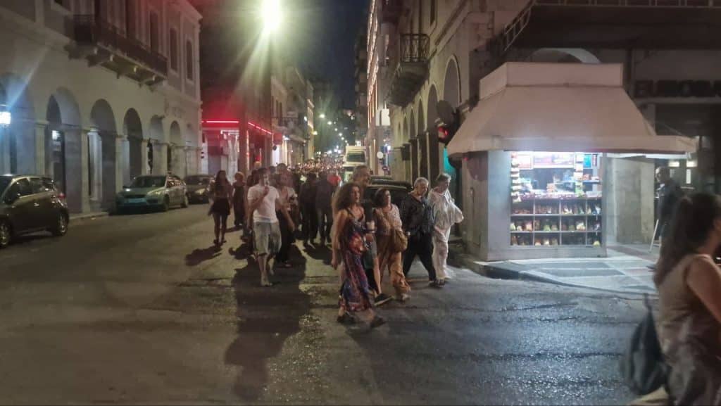 ΔΕΙΤΕ ΦΩΤΟ ΚΑΙ ΒΙΝΤΕΟ: Χιλιάδες στην πορεία για τα Τέμπη στην Πάτρα