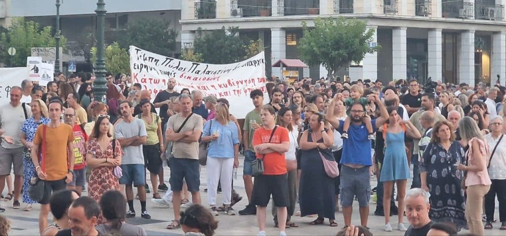 ΔΕΙΤΕ ΦΩΤΟ ΚΑΙ ΒΙΝΤΕΟ: Χιλιάδες στην πορεία για τα Τέμπη στην Πάτρα