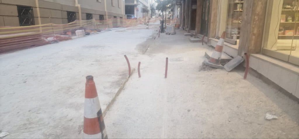 ΓΥΝΑΙΚΑ ΕΒΓΑΙΝΕ ΑΠΟ ΔΙΚΗΓΟΡΙΚΟ ΓΡΑΦΕΙΟ ΚΑΙ… ΚΑΤΕΛΗΞΕ ΣΤΟ ΝΟΣΟΚΟΜΕΙΟ: Αγωγή για ατύχημα στον πεζόδρομο Κανάρη