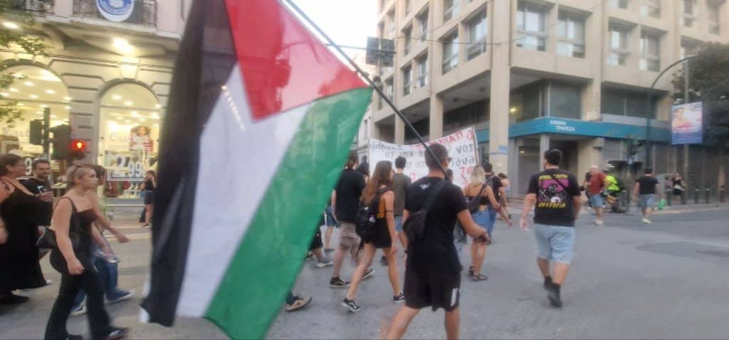 Πάτρα: Ενταση στην πορεία για τον Παύλο Φύσσα - Δακρυγόνα στην Κορίνθου - φωτό