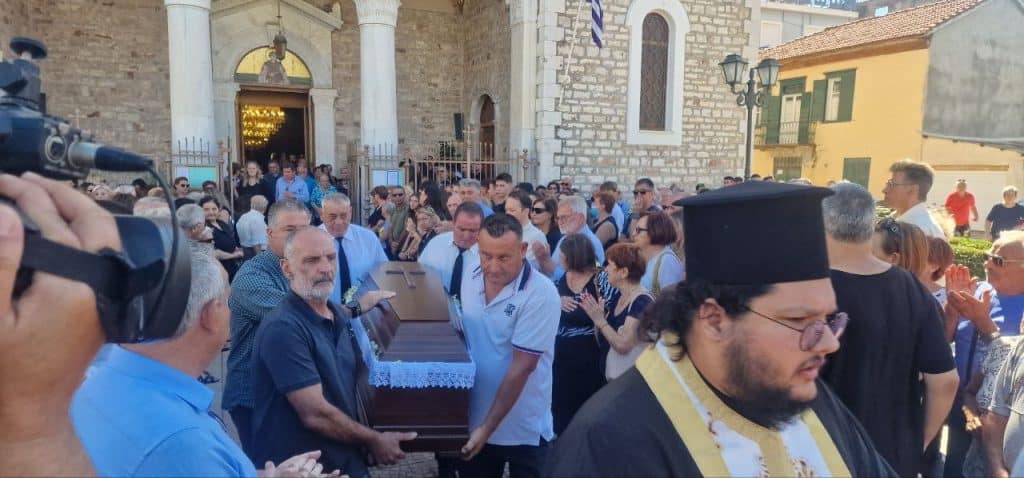 ΜΕΣΟΛΟΓΓΙ: Τελευταίο... πλάνο για τον Γιώργο Παυλάκη - Οδύνη και συντριβή στο "στερνό αντίο"