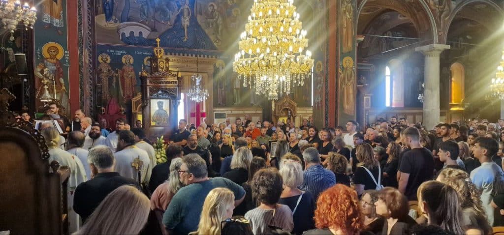 ΜΕΣΟΛΟΓΓΙ: Τελευταίο... πλάνο για τον Γιώργο Παυλάκη - Οδύνη και συντριβή στο "στερνό αντίο"