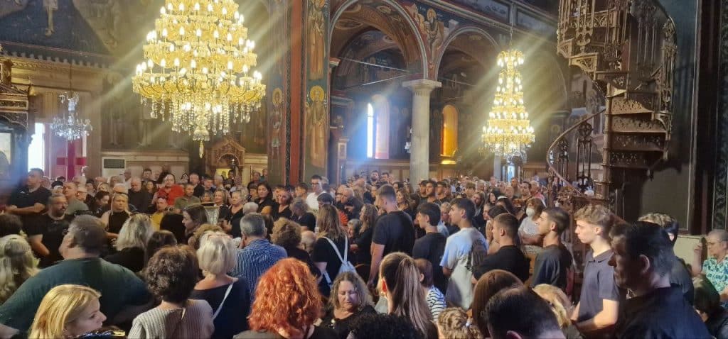 ΜΕΣΟΛΟΓΓΙ: Τελευταίο... πλάνο για τον Γιώργο Παυλάκη - Οδύνη και συντριβή στο "στερνό αντίο"