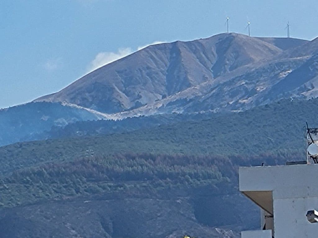 Πάτρα - ΤΩΡΑ: Φωτιά στο Παναχαϊκό - φωτό