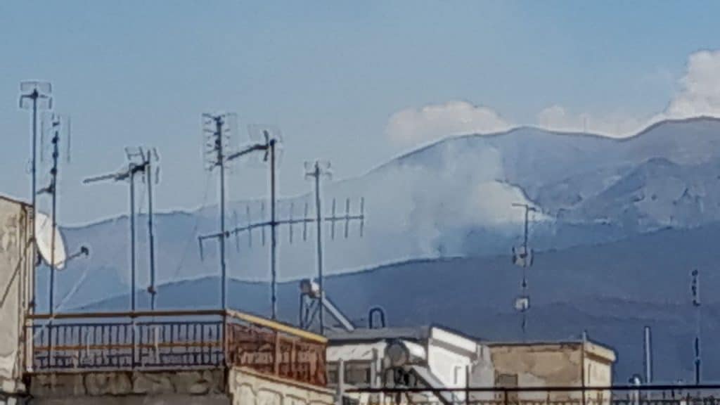 Πάτρα - ΤΩΡΑ: Φωτιά στο Παναχαϊκό - φωτό