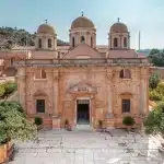 Δεσμεύτηκε η περιουσία των δύο ξενοδόχων και του επισκόπου που πούλησαν την «παραλία του Αλέξη Ζορμπά» στα Χανιά