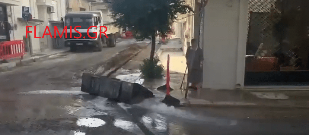 ΠΑΤΡΑ: Εβαζαν οπτικές ίνες... έσπασαν αγωγό της ΔΕΥΑΠ - Πλημμύρισε ο τόπος - ΦΩΤΟ ΠΑΤΡΑ: Εβαζαν οπτικές ίνες... έσπασαν αγωγό της ΔΕΥΑΠ - Πλημμύρισε ο τόπος - ΦΩΤΟ