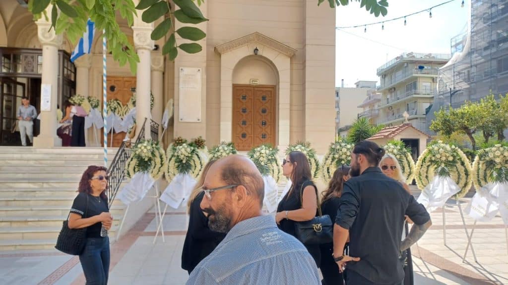 ΠΑΤΡΑ - ΔΕΙΤΕ ΦΩΤΟ: Εκατοντάδες αποχαιρετούν τον 27χρονο Δημήτρη στον Ι.Ν. Αγίου Διονυσίου