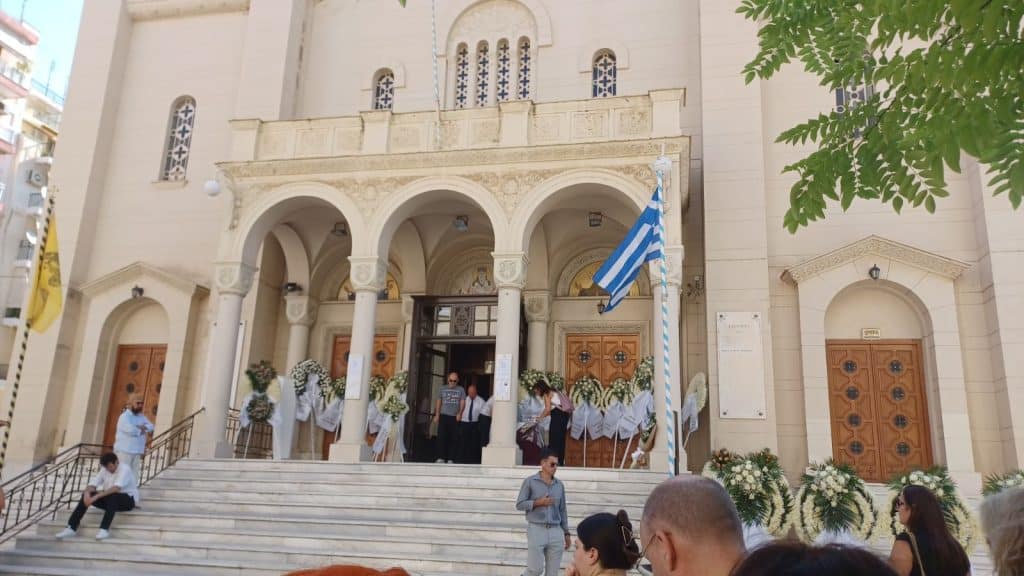 ΠΑΤΡΑ - ΔΕΙΤΕ ΦΩΤΟ: Εκατοντάδες αποχαιρετούν τον 27χρονο Δημήτρη στον Ι.Ν. Αγίου Διονυσίου