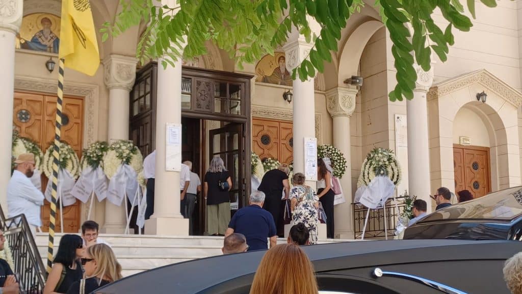 ΠΑΤΡΑ - ΔΕΙΤΕ ΦΩΤΟ: Εκατοντάδες αποχαιρετούν τον 27χρονο Δημήτρη στον Ι.Ν. Αγίου Διονυσίου