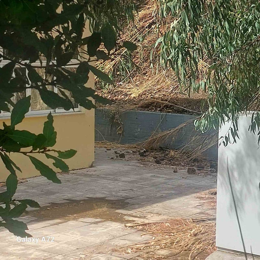 Βούντενη Πάτρας: Το βουνό… πέφτει πάνω στο Δημοτικό Σχολείο! Καμία ενέργεια μετά τις πυρκαγιές! Απειλούν οι γονείς