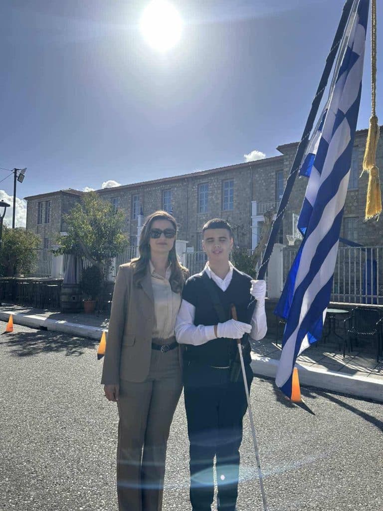 Δυτική Ελλάδα: Ο τυφλός αριστούχος μαθητής - σημαιοφόρος στην παρέλαση - φωτό και βίντεο Δυτική Ελλάδα: Ο τυφλός αριστούχος μαθητής - σημαιοφόρος στην παρέλαση - φωτό και βίντεο