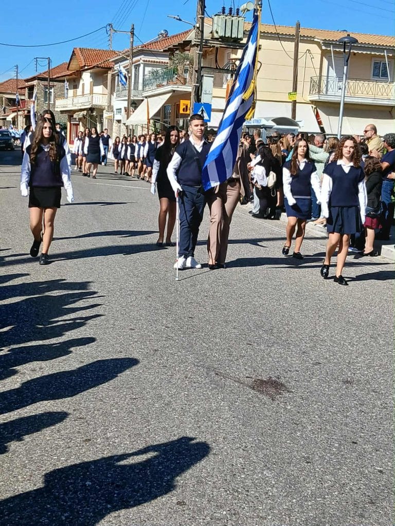 Δυτική Ελλάδα: Ο τυφλός αριστούχος μαθητής - σημαιοφόρος στην παρέλαση - φωτό και βίντεο Δυτική Ελλάδα: Ο τυφλός αριστούχος μαθητής - σημαιοφόρος στην παρέλαση - φωτό και βίντεο